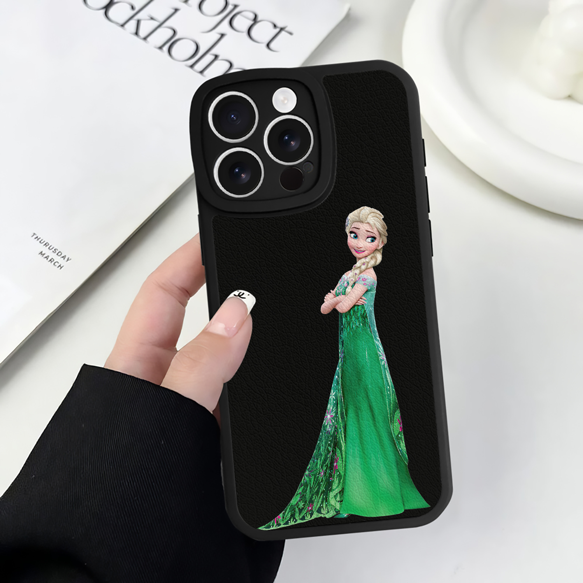 （画像用） アナと雪の女王 アンナ エルサ Frozen Anna Elsa 【iPhone 16シリーズ対応】シリコンスマホケース（レザー調） 材質：シリコン